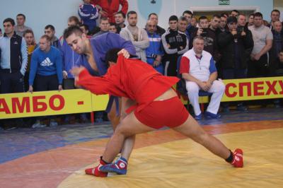 Али Куржев (в синей куртке)